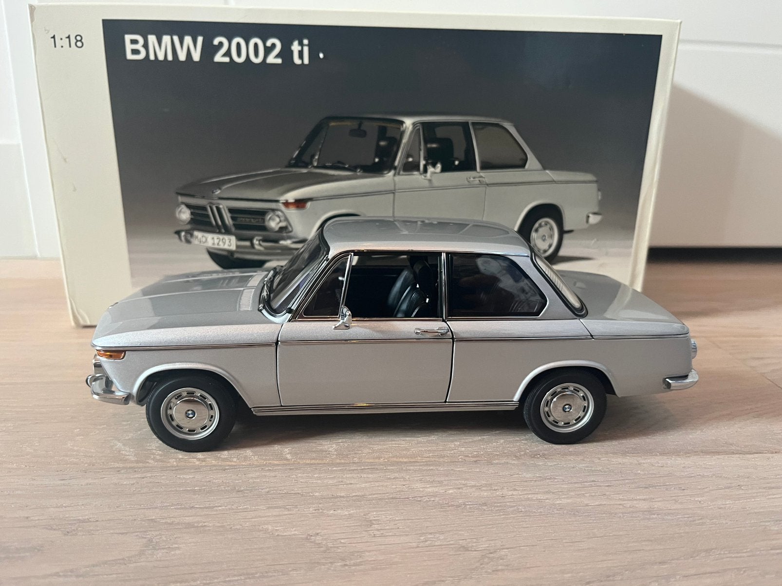 BMW 2002 TI Polaris Silver #70507 Autoart 1:18, Hobby en Vrije tijd, Modelauto's | 1:18, Ophalen of Verzenden, Zo goed als nieuw