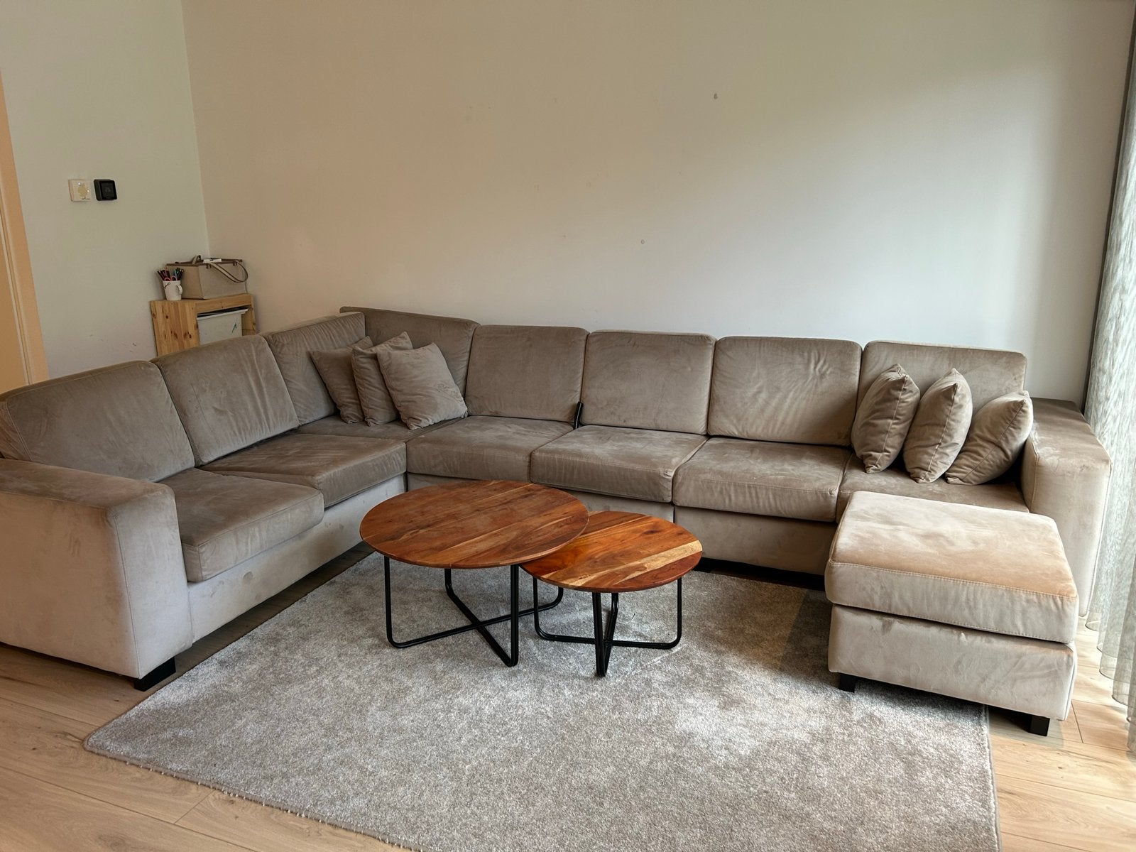 Eric kuster style grote velvet taupe hoekbank met poef, Ophalen, Gebruikt, Hoekbank, 300 cm of meer