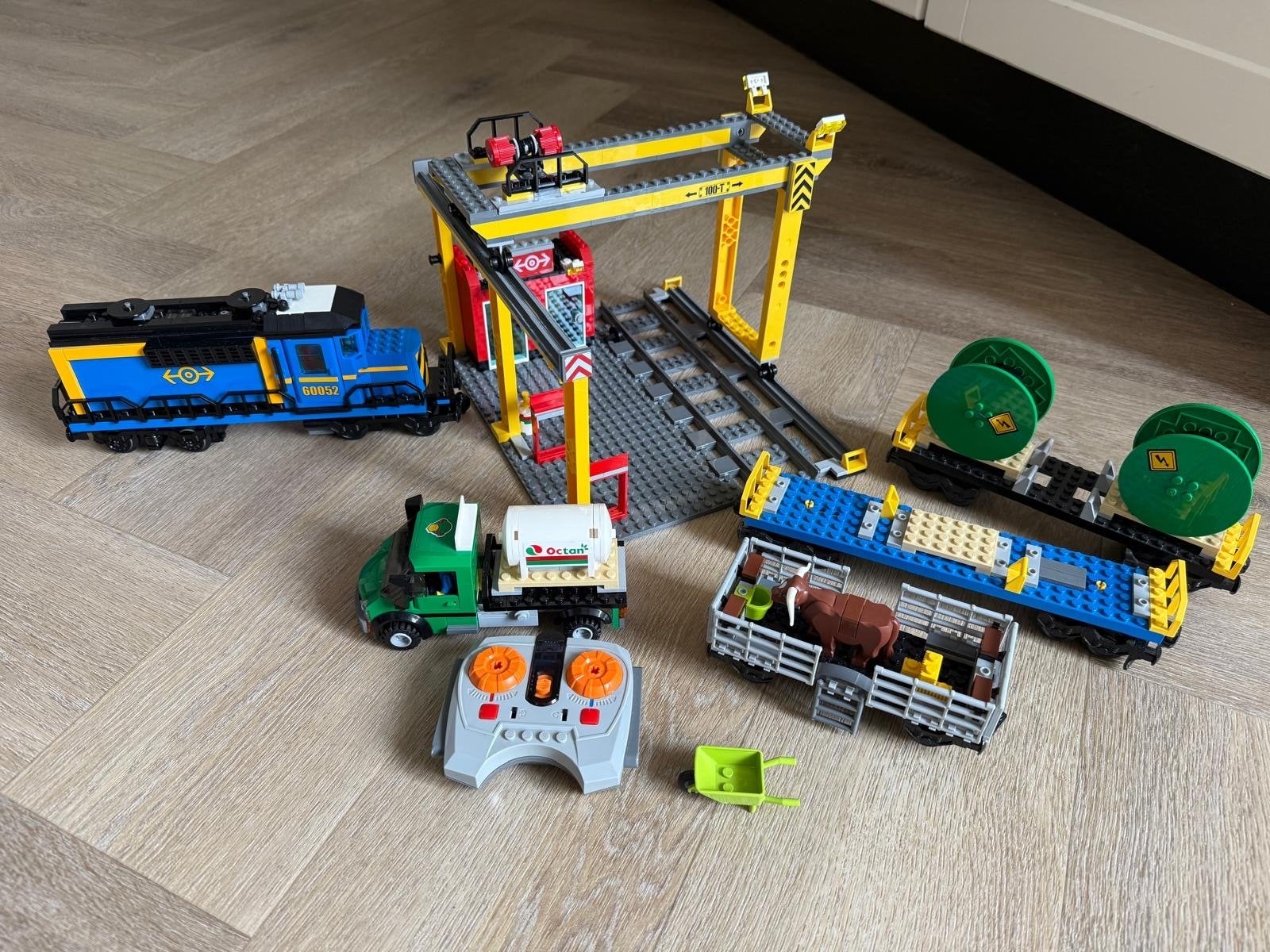 LEGO City Trein en Vrachtstation Set (60052), Ophalen, Zo goed als nieuw, Overige merken
