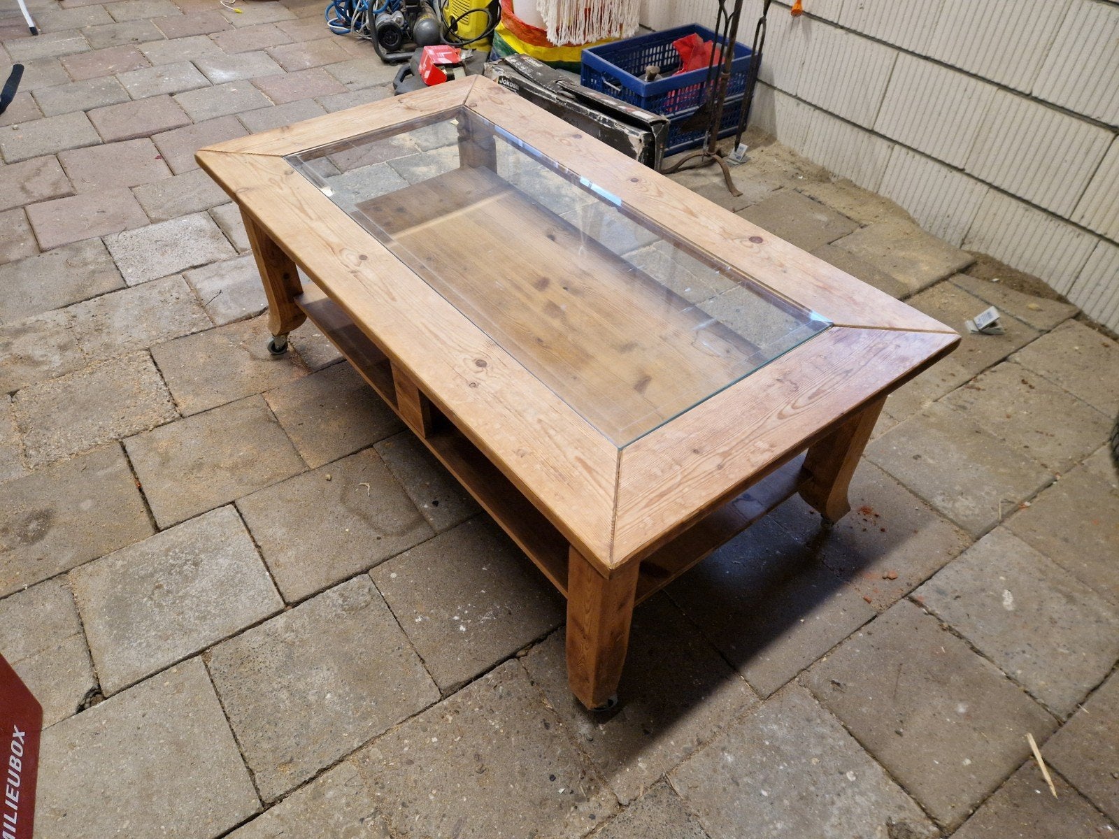 Houten salontafel 130x70x50 hoog met glazen blad en wieltjes, Huis en Inrichting, Ophalen, Gebruikt, 100 tot 150 cm, Overige houtsoorten