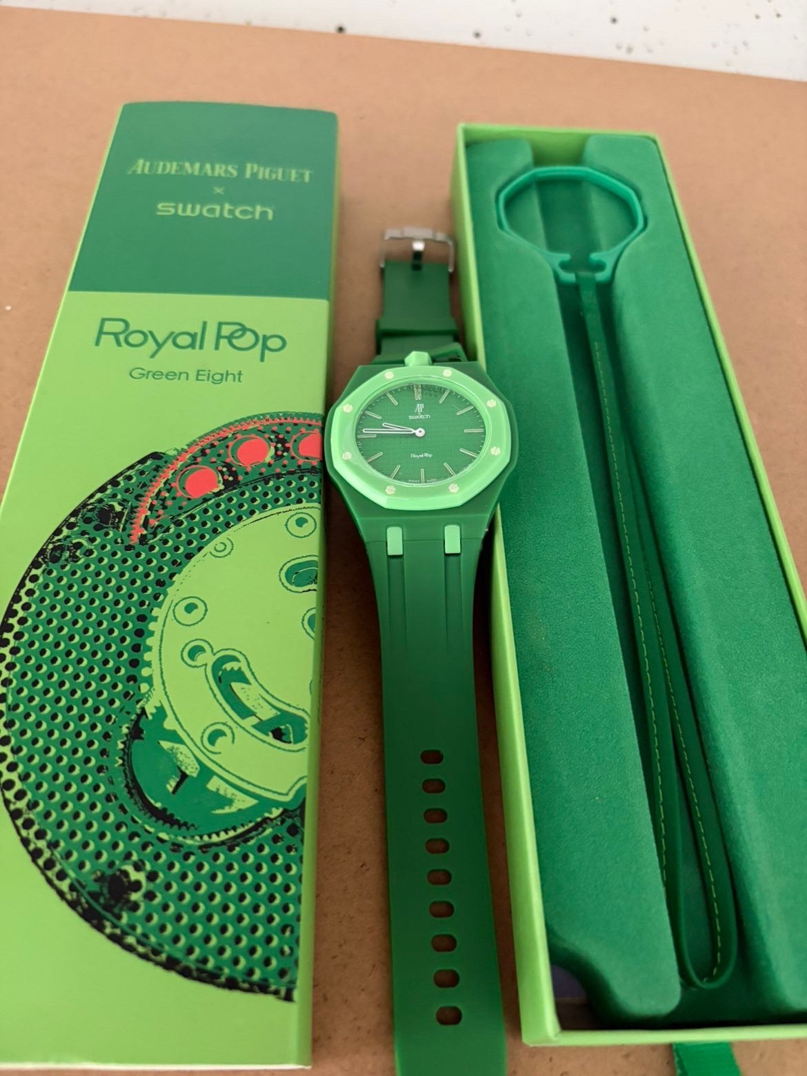 Ap x Swatch Royal Pop Green Eight | Groen | Nieuw in doos, Ophalen of Verzenden, Zo goed als nieuw, Groen