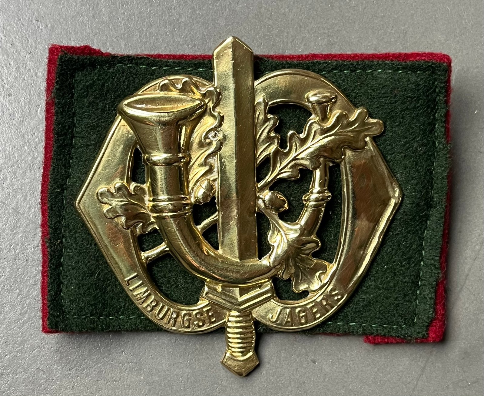 Baretembleem Limburgse Jagers 11 ponsgaten, Ophalen of Verzenden, Landmacht, Nederland, Embleem of Badge