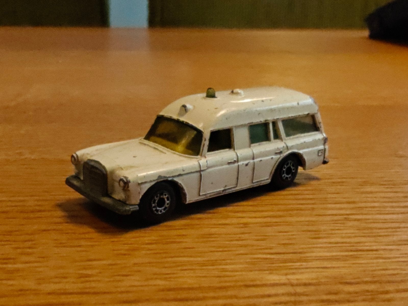 Matchbox Mercedes Binz Ambulance, Ophalen of Verzenden, Zo goed als nieuw, Auto
