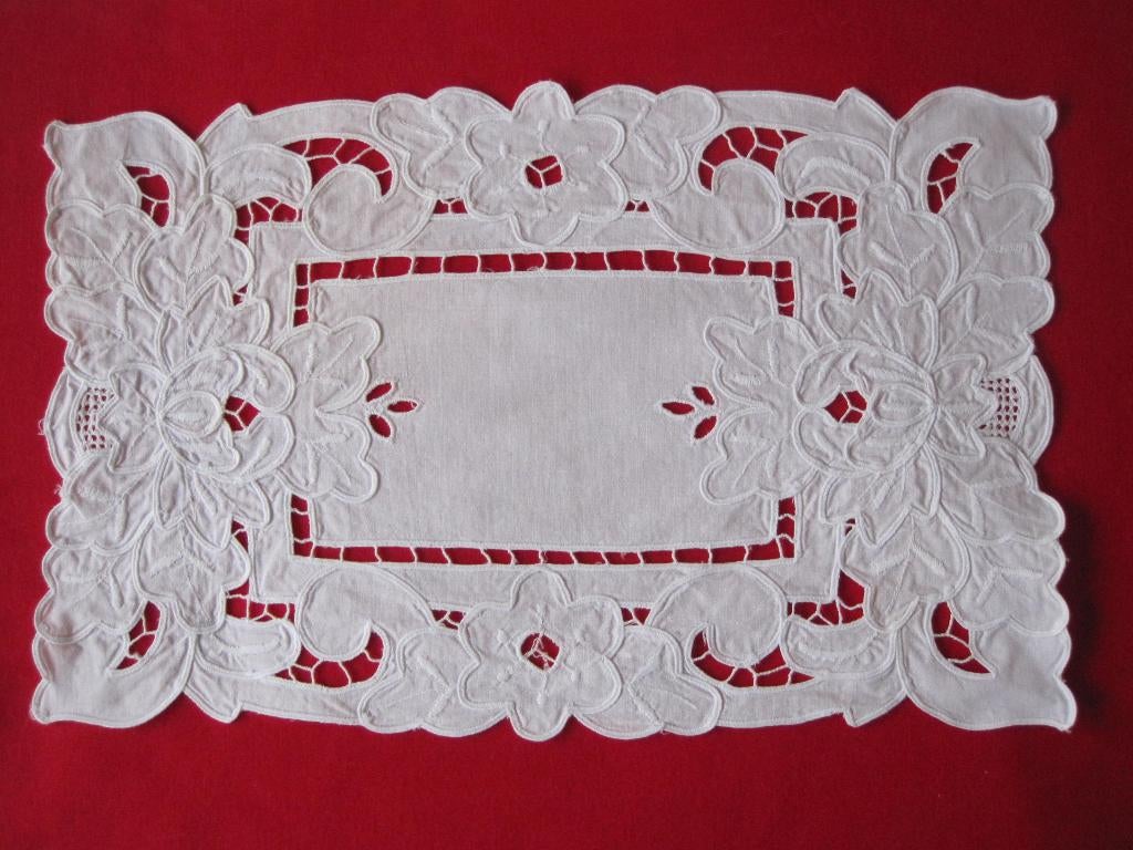 Fraai hand geborduurd kleedje 25 cm bij 40 cm nieuw., Ophalen of Verzenden