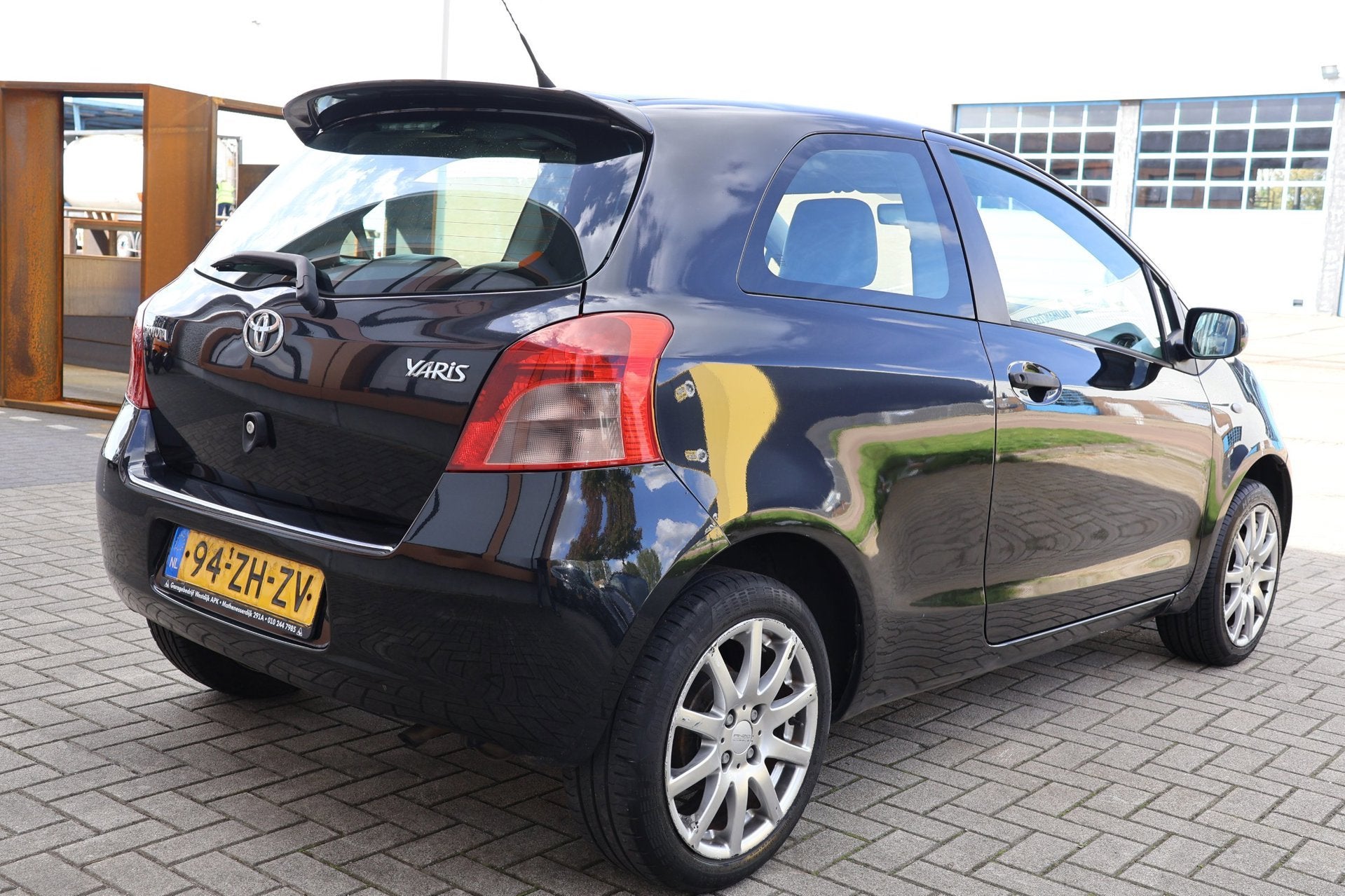 Toyota Yaris 1.0 VVTi Spirit |Airco|Leder, Auto's, Voorwielaandrijving, Zwart, Bedrijf, Handgeschakeld