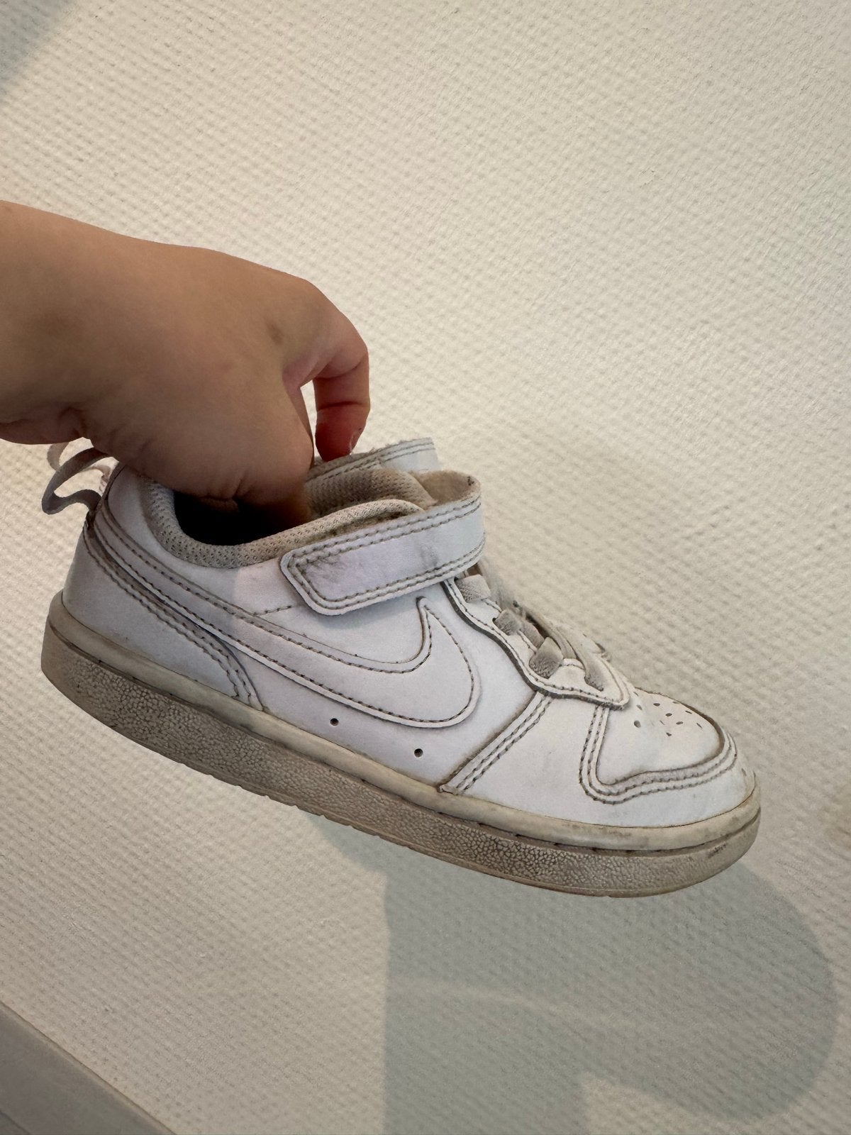 Witte Nike schoenen maat 28.5 voor kinderen, Ophalen of Verzenden, Gebruikt, Jongen of Meisje, Sportschoenen