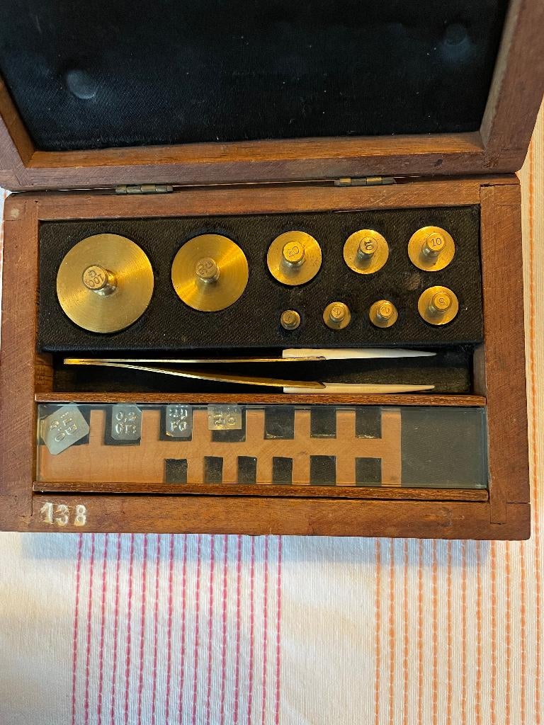 Antiek doosje met messing gewichtjes en pincet, Ophalen of Verzenden, Koper