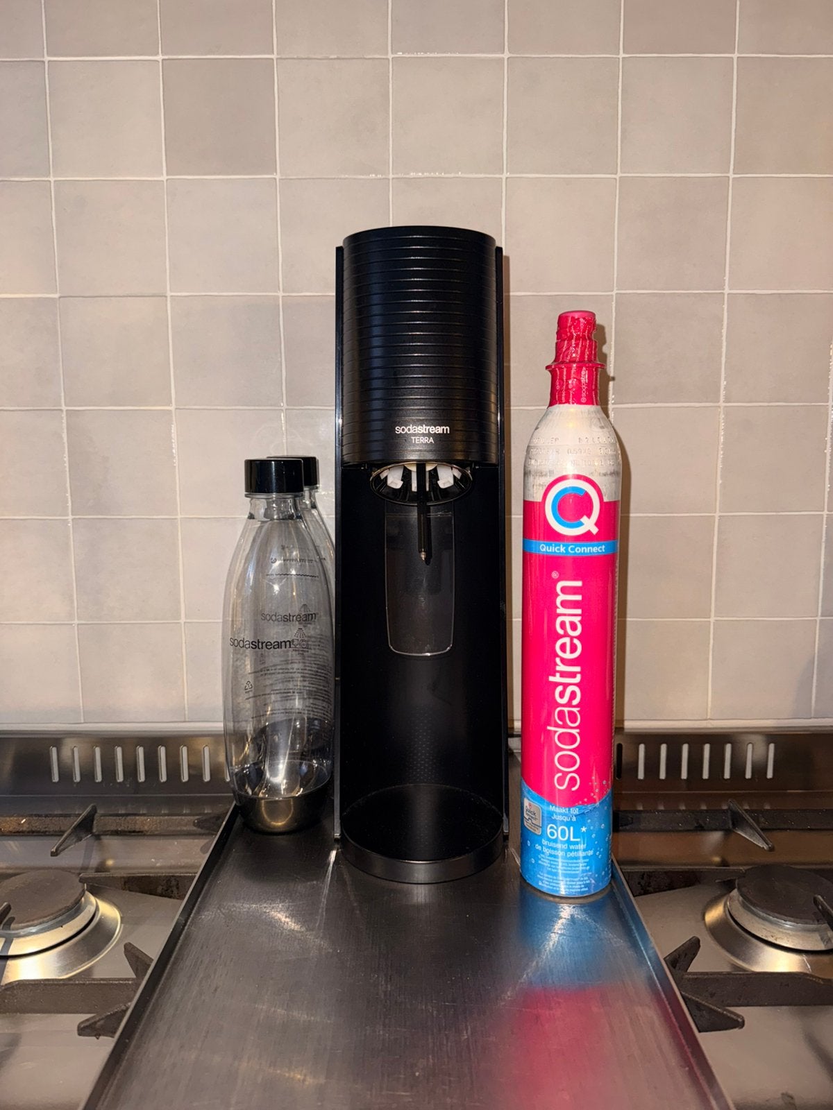 SodaStream Terra zwart + 2 flessen + nieuwe CO₂-cilinder, Ophalen, Zo goed als nieuw