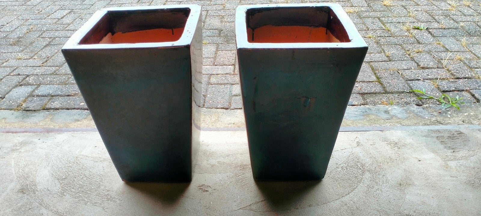 2 vierkante bloempotten, donkerbruin+ iets blauw geglazuurd., Tuin en Terras, Ophalen, Steen, Gebruikt, Minder dan 60 cm