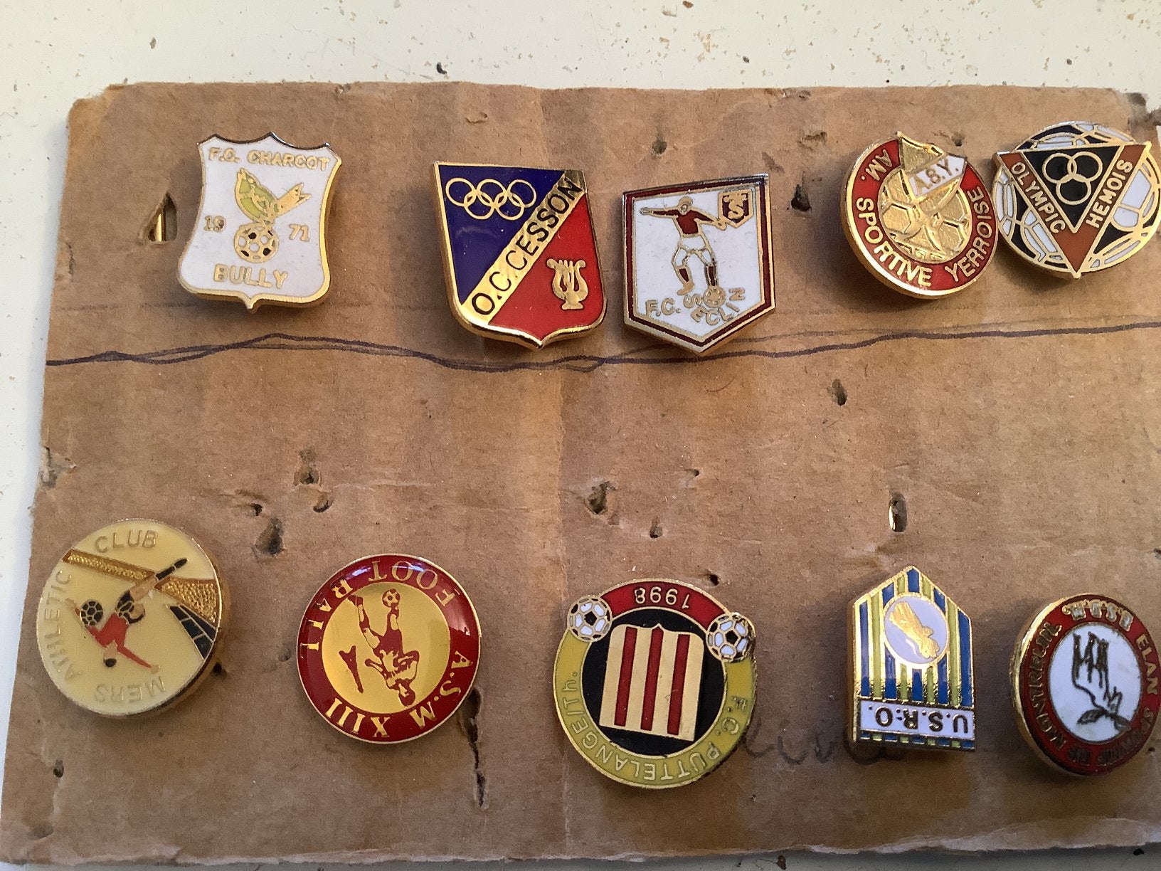 10 speldjes Belgie voetbal, Verzamelen, Speldjes, Pins en Buttons, Ophalen of Verzenden, Zo goed als nieuw, Sport