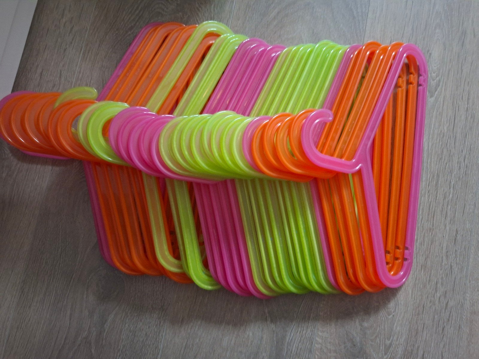 31 ikea Kleurrijke kunststof kledinghangers voor kinderen, Ophalen, Gebruikt, Kunststof, Kinderen