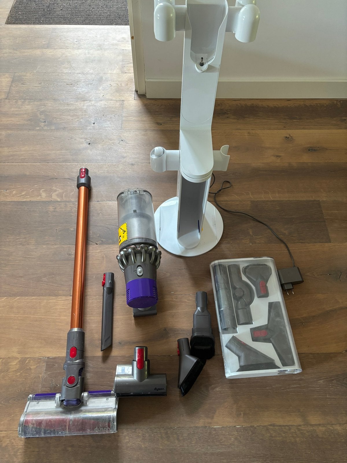 Dyson V10 Cyclone Absolute met accessoires en oplaadstation, Gebruikt, Draadloos, Ophalen of Verzenden, Dyson