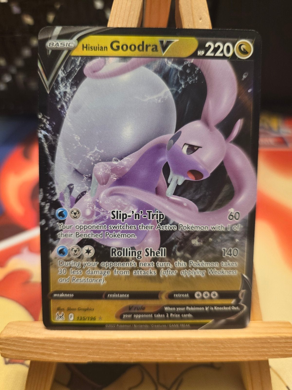 Pokemon Lost Origin Hisuian Goodra V 135/196, Ophalen of Verzenden, Zo goed als nieuw, Losse kaart, Foil