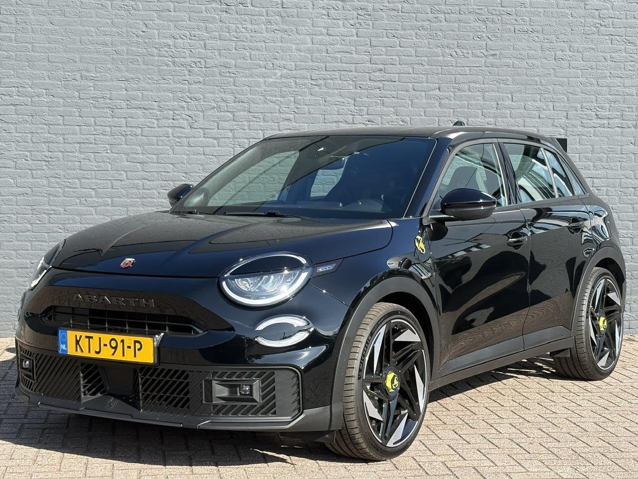 Abarth 600e Turismo 54 kWh | 240 PK | 321 KM WLTP | Torsen-s, Automaat, 238 pk, Gebruikt, SUV of Terreinwagen