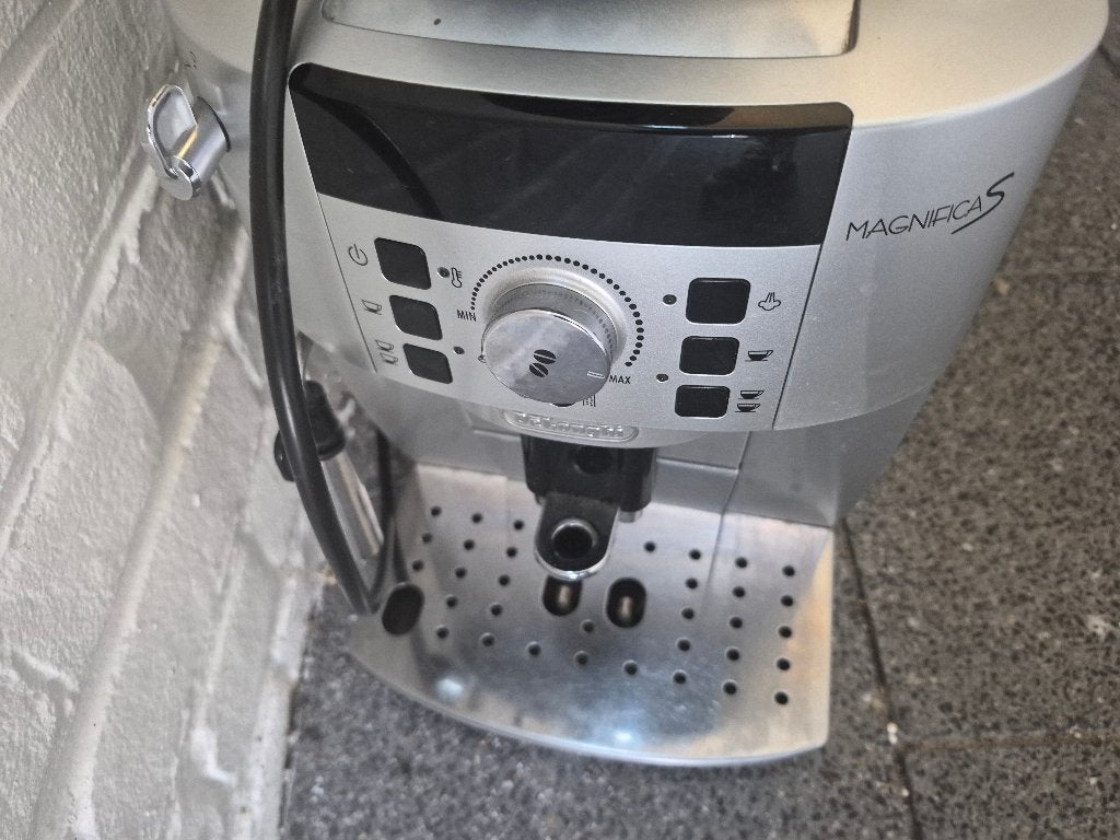 De'Longhi Magnifica S ECAM22.110.SB - Volautomatische, Witgoed en Apparatuur, Gebruikt, Koffiemachine, Gemalen koffie, 2 tot 4 kopjes
