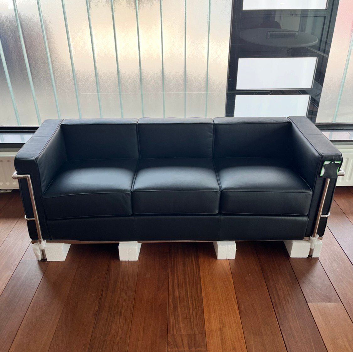 Zwart leer 3-zitsbank LC2 stijl - Le Corbusier - Nieuw, Ophalen of Verzenden, Zo goed als nieuw, 75 tot 100 cm, Leer
