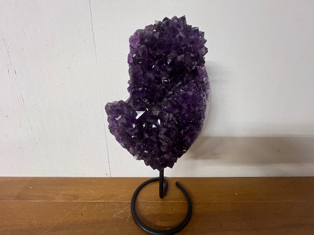 Amethist cluster (9) op metalen standaard, diep paarse kleur, Ophalen of Verzenden, Mineraal