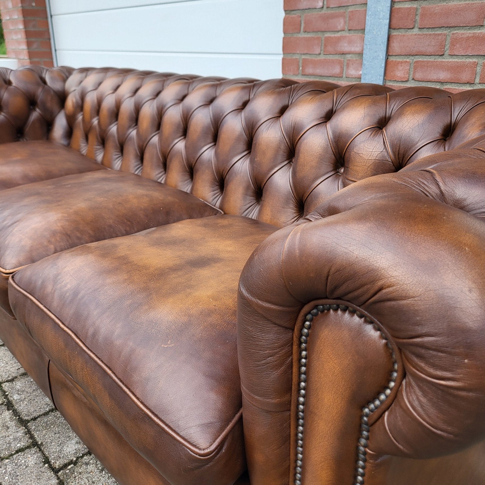 4 zits Chesterfield bank lichtbruin leer 250cm breed, Gebruikt, Chesterfield, Ophalen of Verzenden, Rechte bank