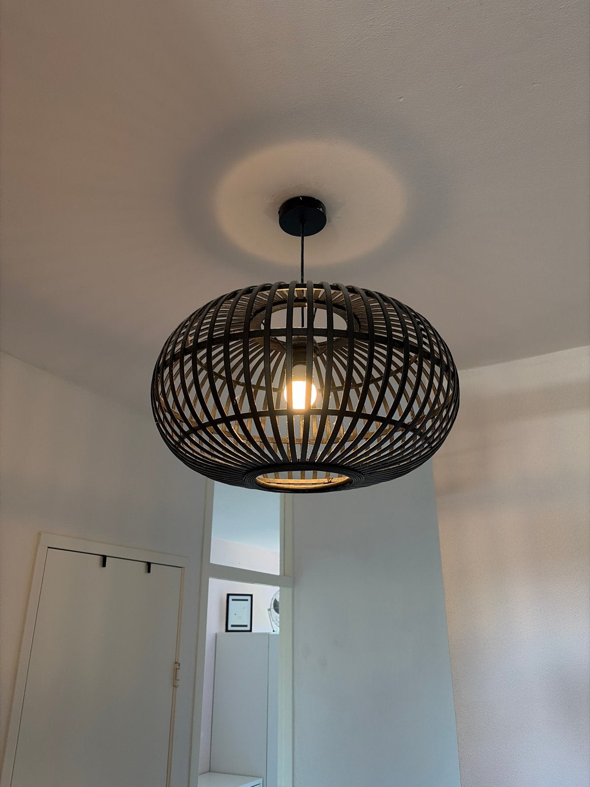 Moderne zwarte hanglamp van bamboe/hout, Ophalen of Verzenden, Zo goed als nieuw, Hout, E27 (groot)