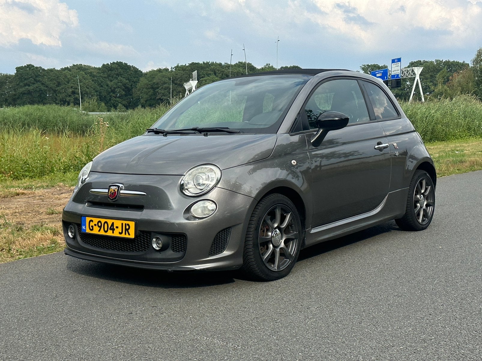 Abarth 595 1.4 T-jet Abarth Cabrio Automaat Grijs, Auto's, 15 km/l, Zwart, 4 cilinders, 49 €/maand
