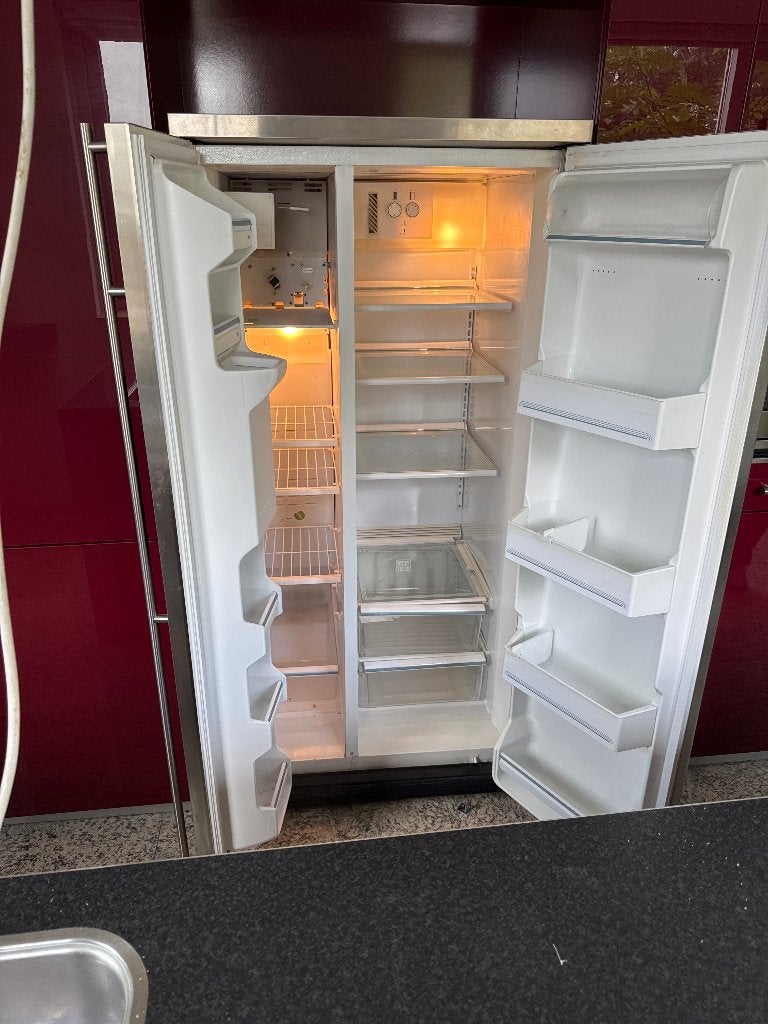 Foto 10 van Moderne rode keuken met kookeiland en diverse apparatuur