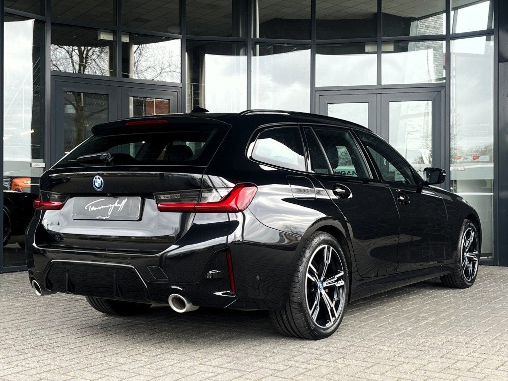 Bmw 3-SERIE 320E TOURING LCi M-SPORT - AD.CRUISE - HU - LIVE, Auto's, 1998 cc, Gebruikt, 4 cilinders, Zwart