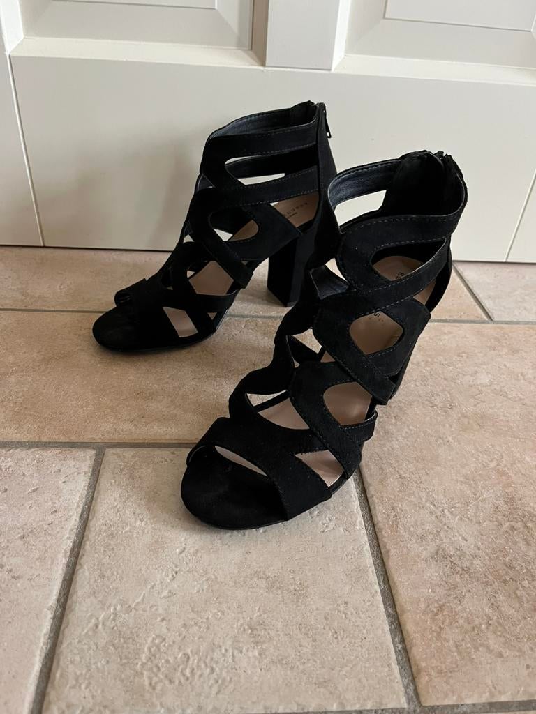Mooie zwarte suède elegante Sacha hakken maat 38, Zwart, Zo goed als nieuw, Sandalen of Muiltjes, Ophalen of Verzenden