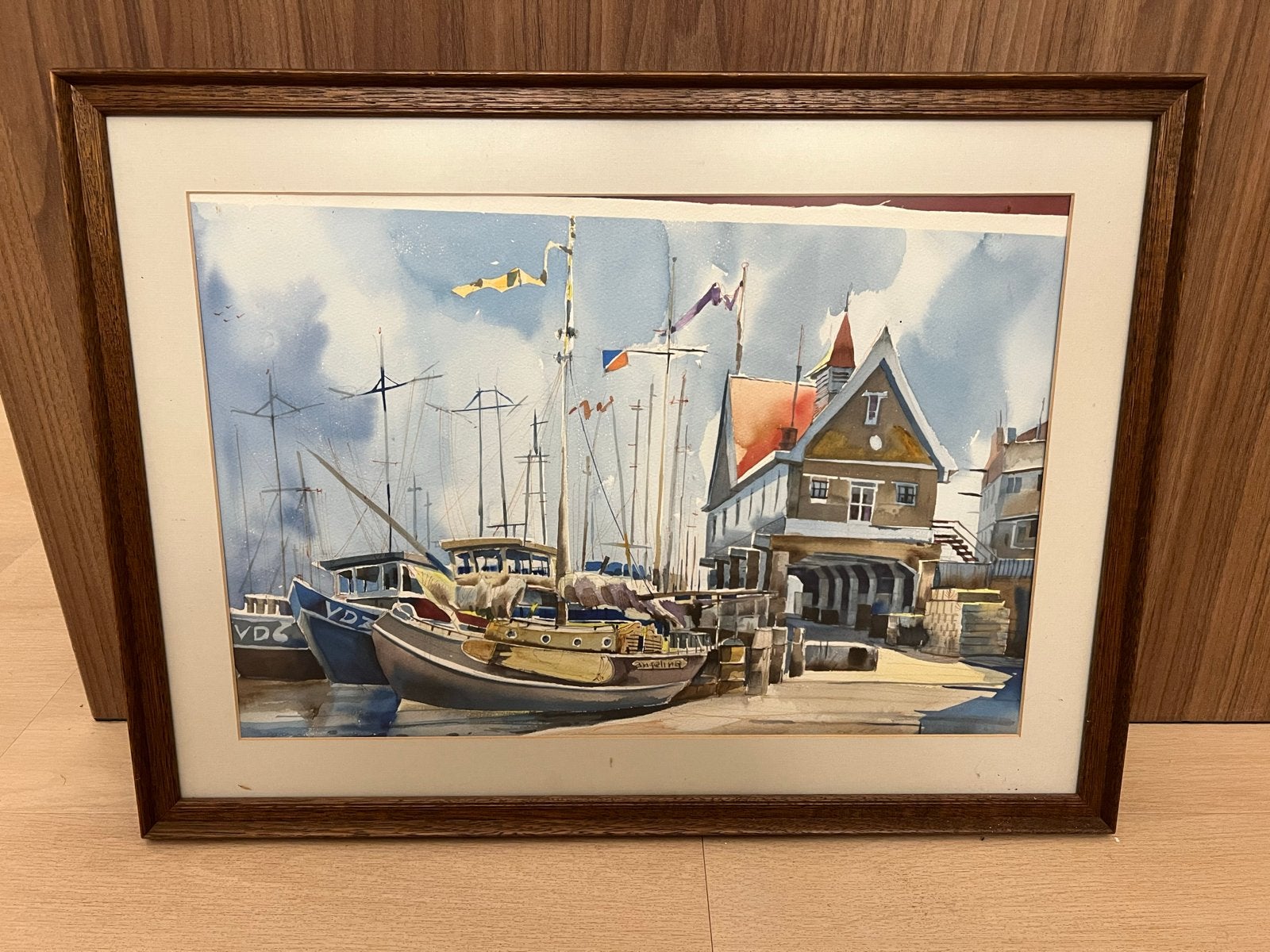 Maritiem tafereel: Haven met boten en gebouwen, Antiek en Kunst, Ophalen, Maritiem / water, Realistisch, Gesigneerd