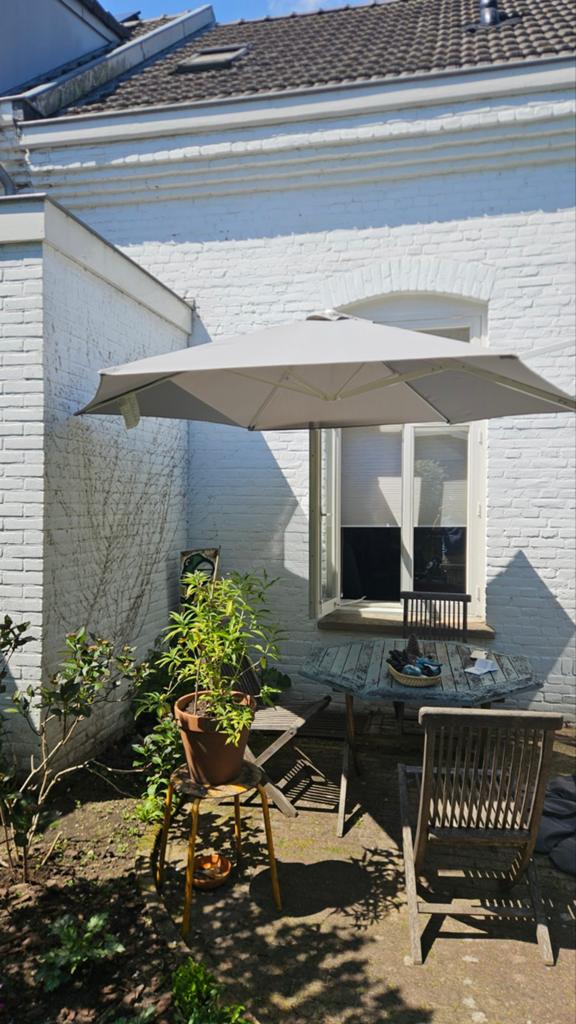 IKEA HÖGÖN zweefparasol 2.7m met zandzakken - Nieuwstaat, Tuin en Terras, Parasols, Ophalen of Verzenden, Zo goed als nieuw, 2 tot 3 meter