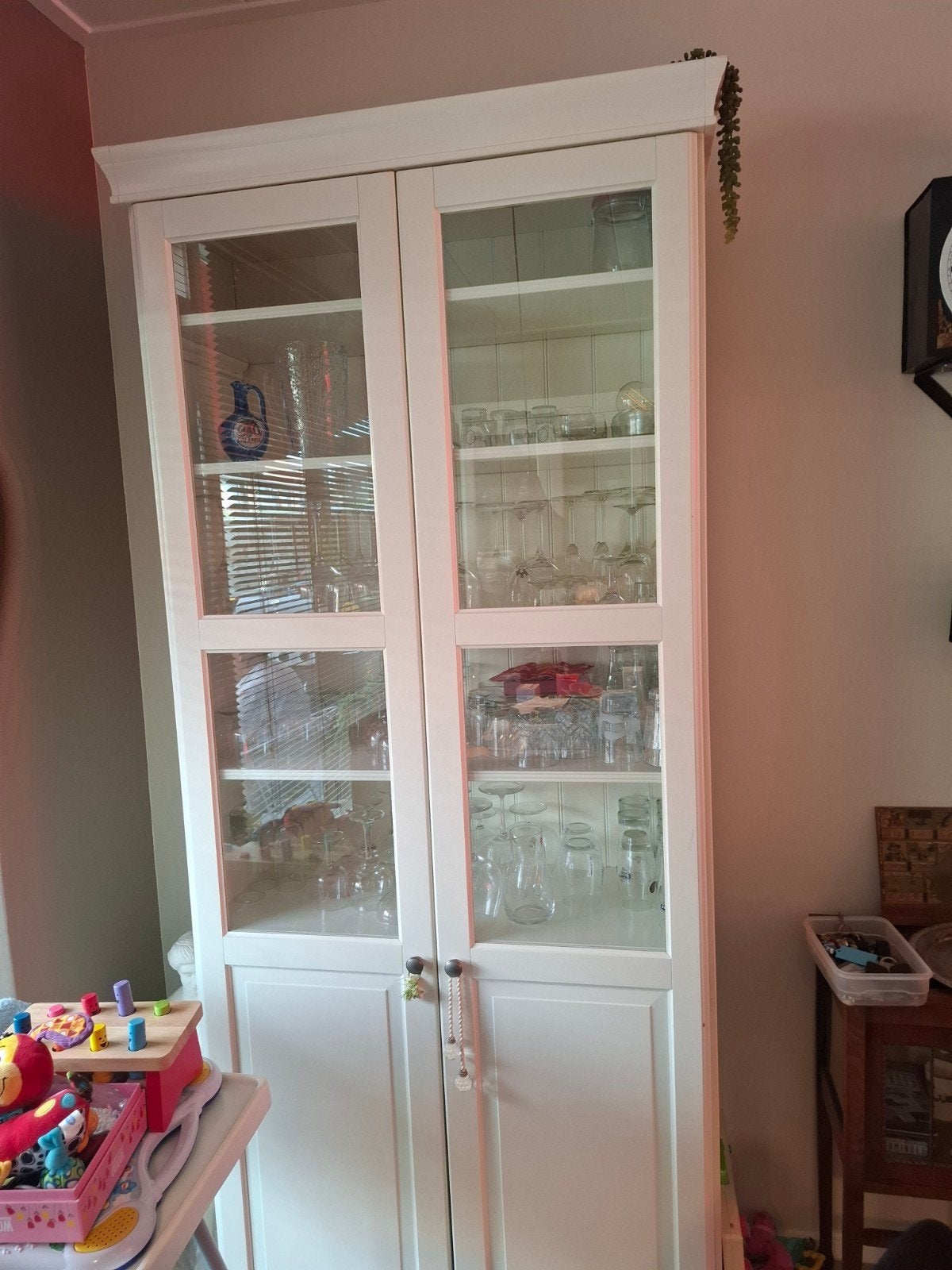 Witte vitrinekast met glazen deuren, Ophalen, Modern landelijk, 50 tot 100 cm, 25 tot 50 cm