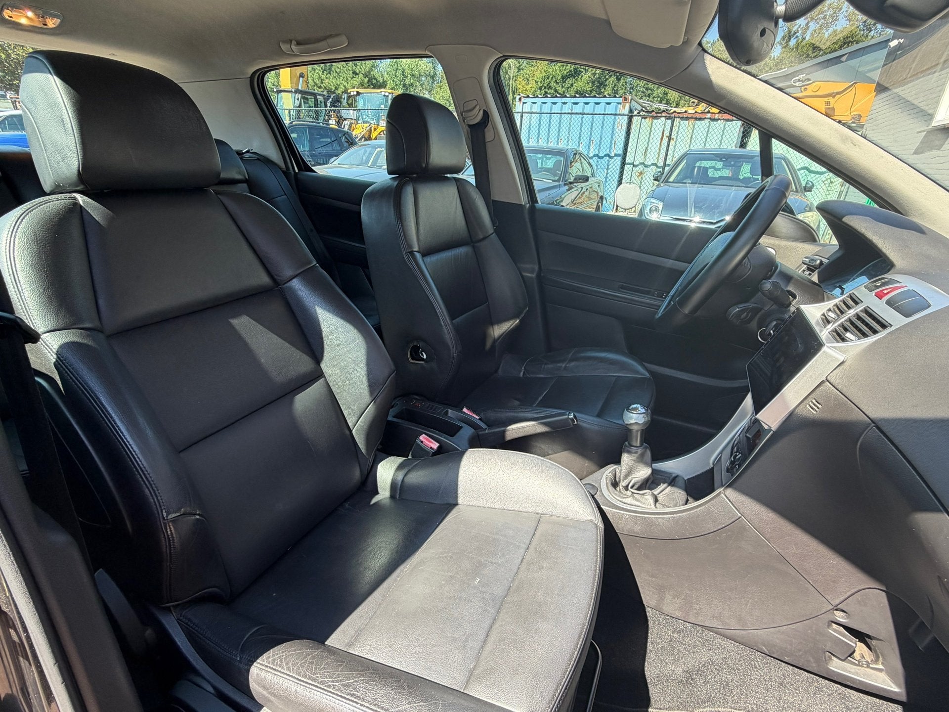 Peugeot 307 2.0 Griffe / Leder / Stoelverwarming / Scherm, 4 cilinders, 1194 kg, Zwart, Bedrijf