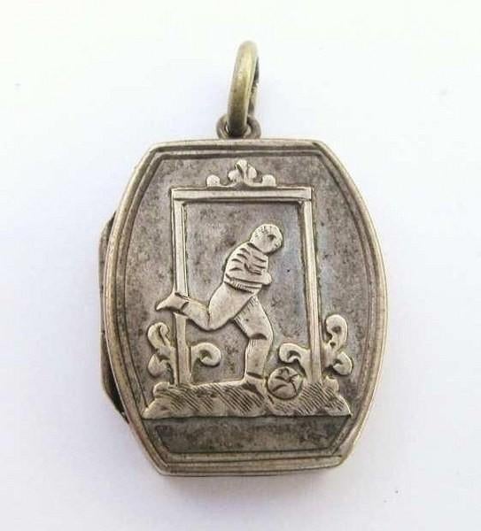 Antiek medaillon S. Bros voetballer, soccer player 1895, Ophalen, Zilver, Hanger