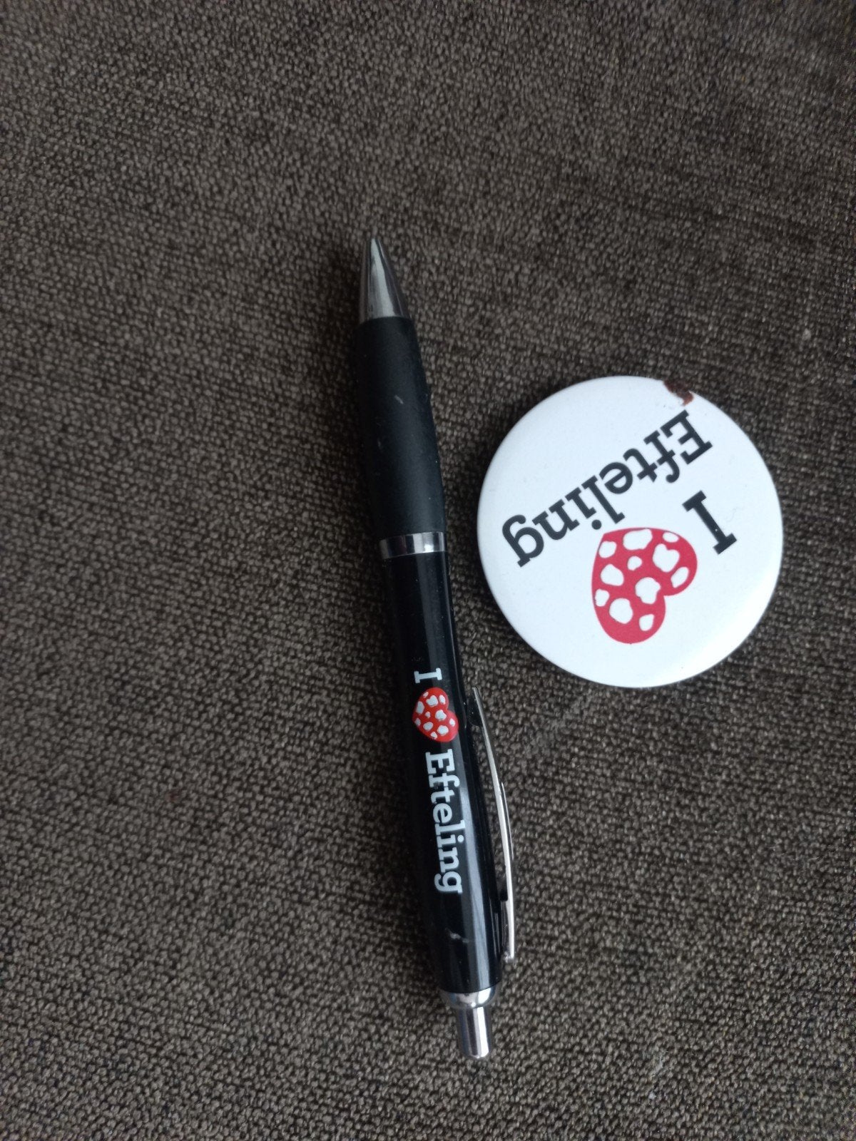 Diverse Efteling items: pen, button en toiletbenodigheden, Verzamelen, Efteling, Gebruikt, Button of Speldje, Ophalen of Verzenden
