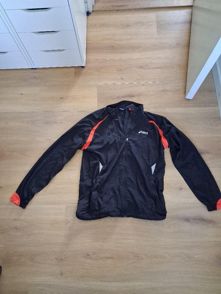 Asics Hardloopjack Zwart/Oranje Maat M, Maat 48/50 (M), Zwart, Ophalen of Verzenden, Zo goed als nieuw
