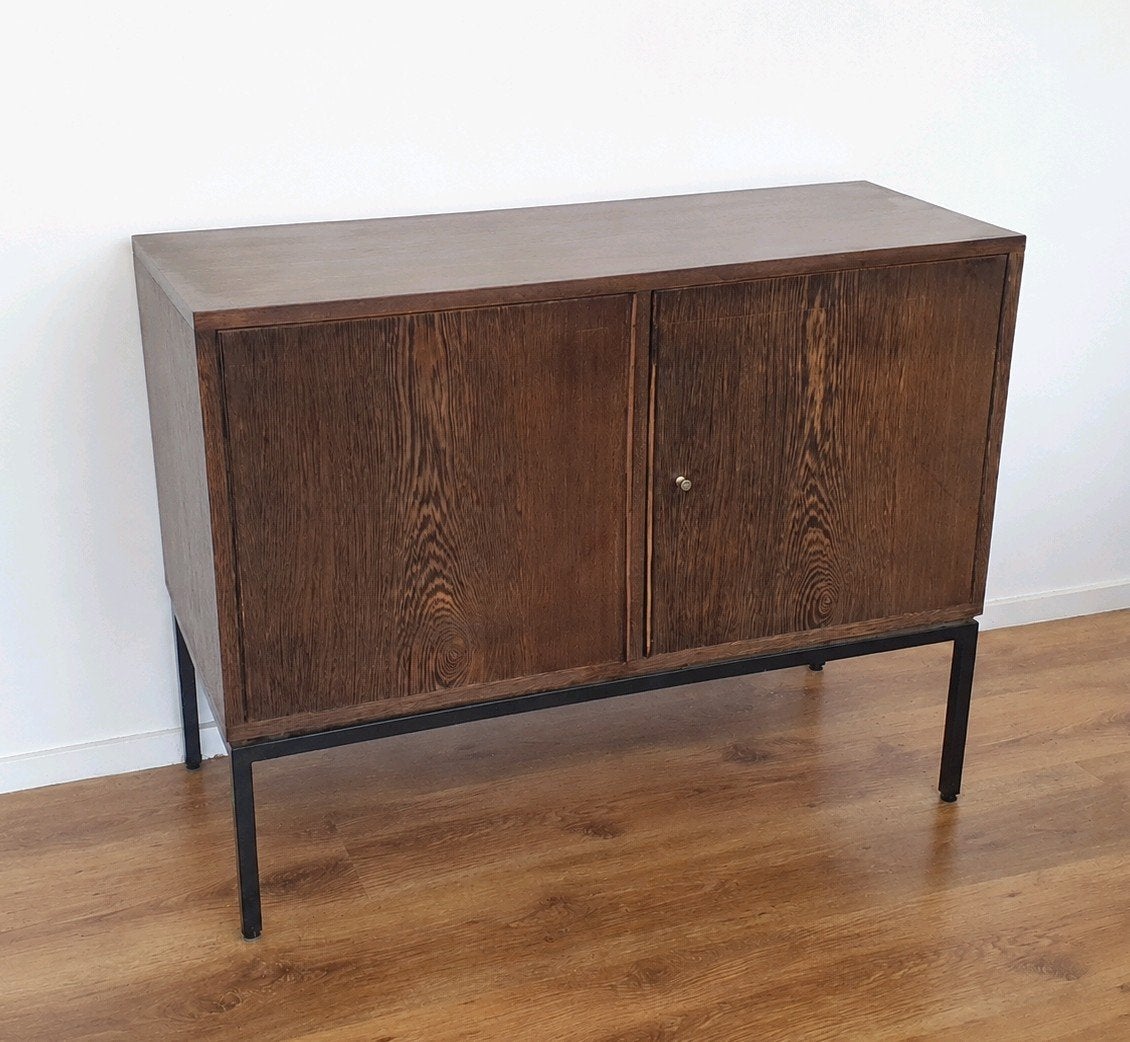 Vintage dressoir met twee deuren, Huis en Inrichting, Kasten | Dressoirs, Ophalen, Modern, Mid-century, Met deur(en)