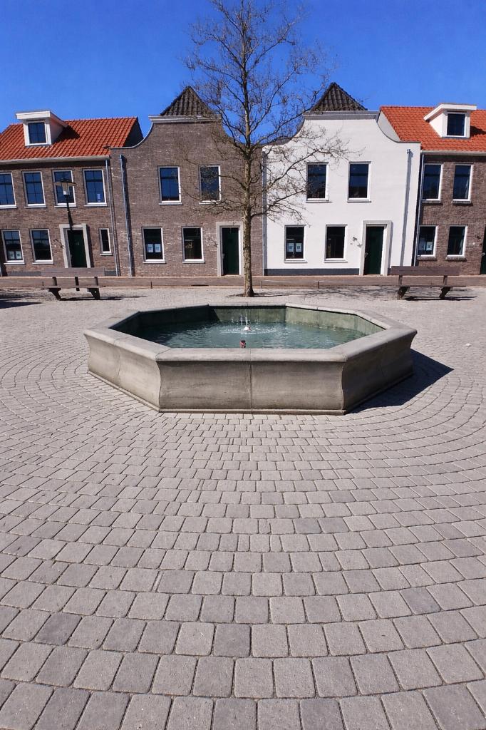 Fontein rand met watersproeier, Ophalen, Nieuw, Beton, Fontein