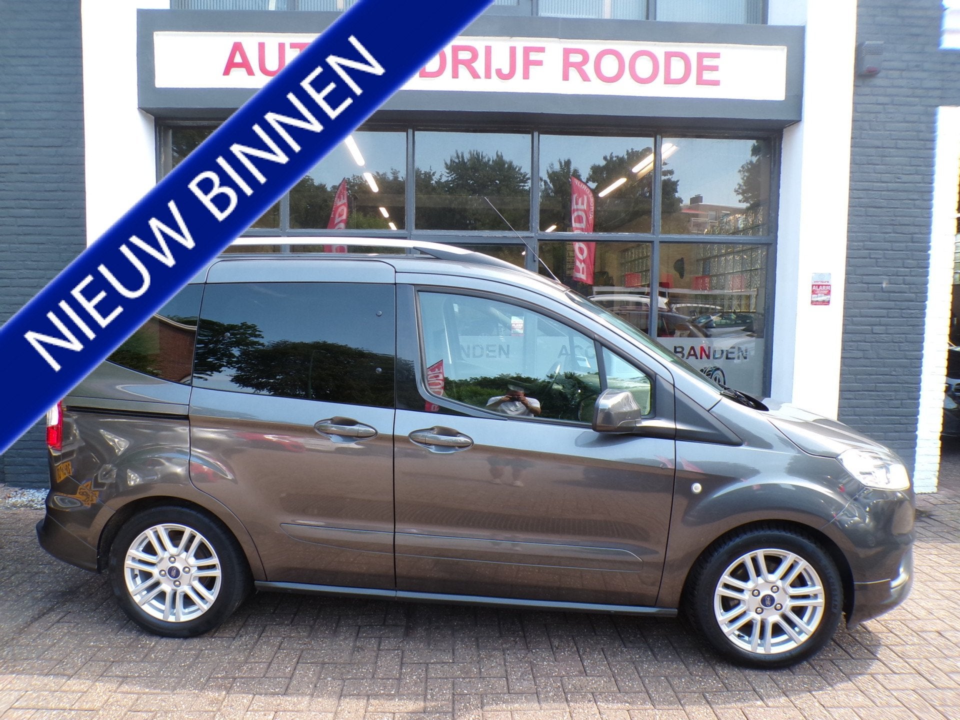 Ford Tourneo Courier 1.0 Titanium 1e EIGENAAR,TOP STAAT!, Auto's, Voorwielaandrijving, Automatische klimaatregeling, 101 pk, Gebruikt