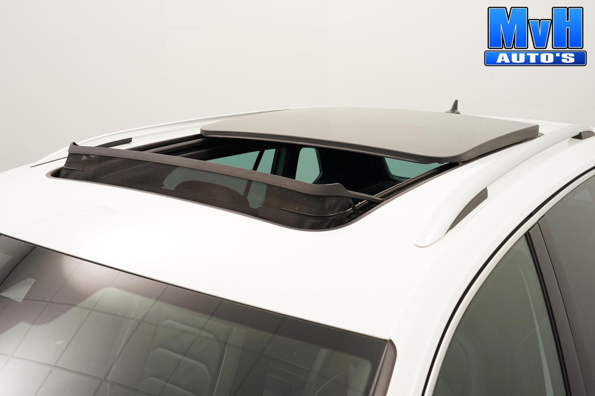 Volkswagen Tiguan 1.4 TSI PHEV R-Line|PANO|STOEL/STUUR.VERW, Zwart, 4 cilinders, Met garantie (alle), Wit