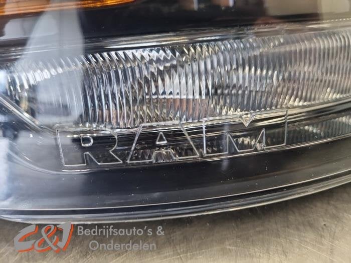 Koplamp rechts van een Dodge RAM, Gebruikt, -, -, Ophalen of Verzenden