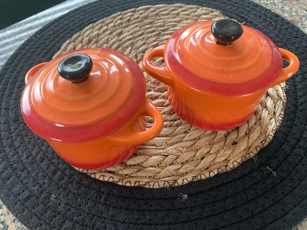 Set van 2 oranje gietijzeren mini-pannetjes, Huis en Inrichting, Keuken | Potten en Pannen, Ophalen, Gebruikt, Gietijzer, Pot, Bus of Blik