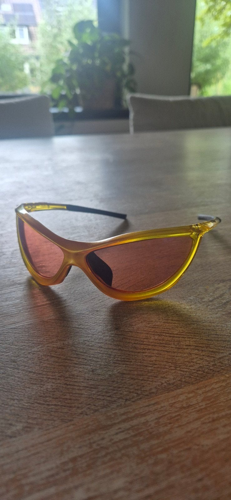 Gele sport zonnebril met oranje glazen, Overige merken, Gebruikt, Zonnebril, Geel