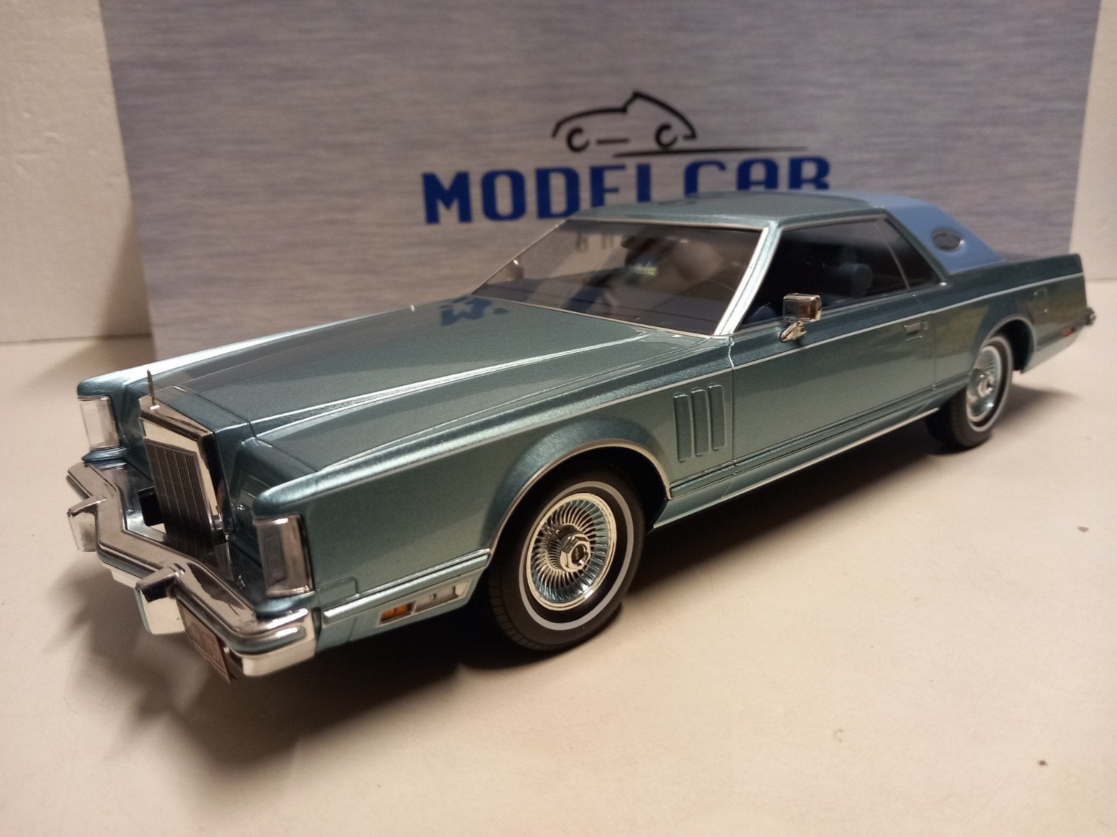 Lincoln Continental MK-V metallic blue Mcg 1/18 KRD, Hobby en Vrije tijd, Modelauto's | 1:18, Ophalen of Verzenden, Zo goed als nieuw