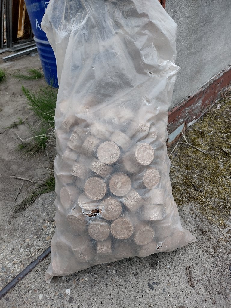 hout briketten in zakken van 15kg per zak zie adv voor prijs, Tuin en Terras, Minder dan 3 m³, Ophalen, Overige houtsoorten, Blokken