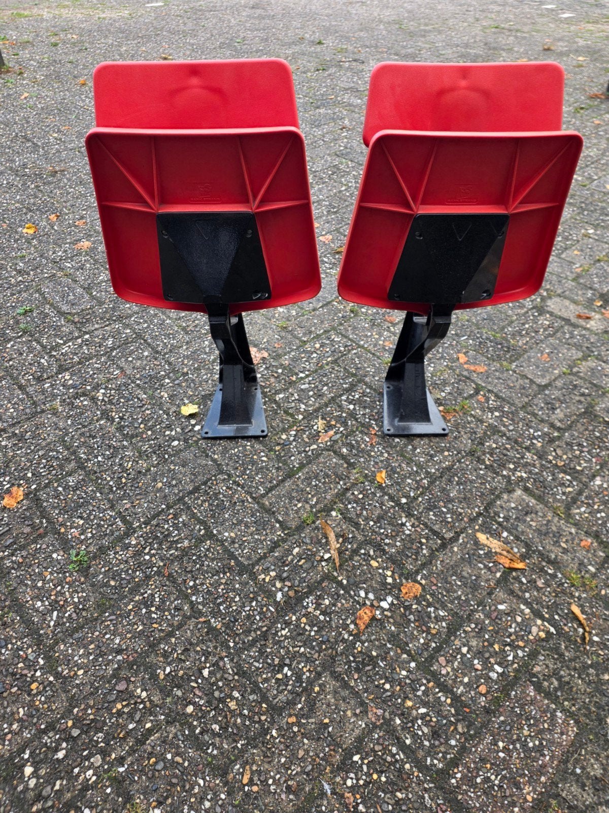 Twee rode stadionstoelen - Gebruikt, Ophalen, Twee, Onbekend, Onbekend