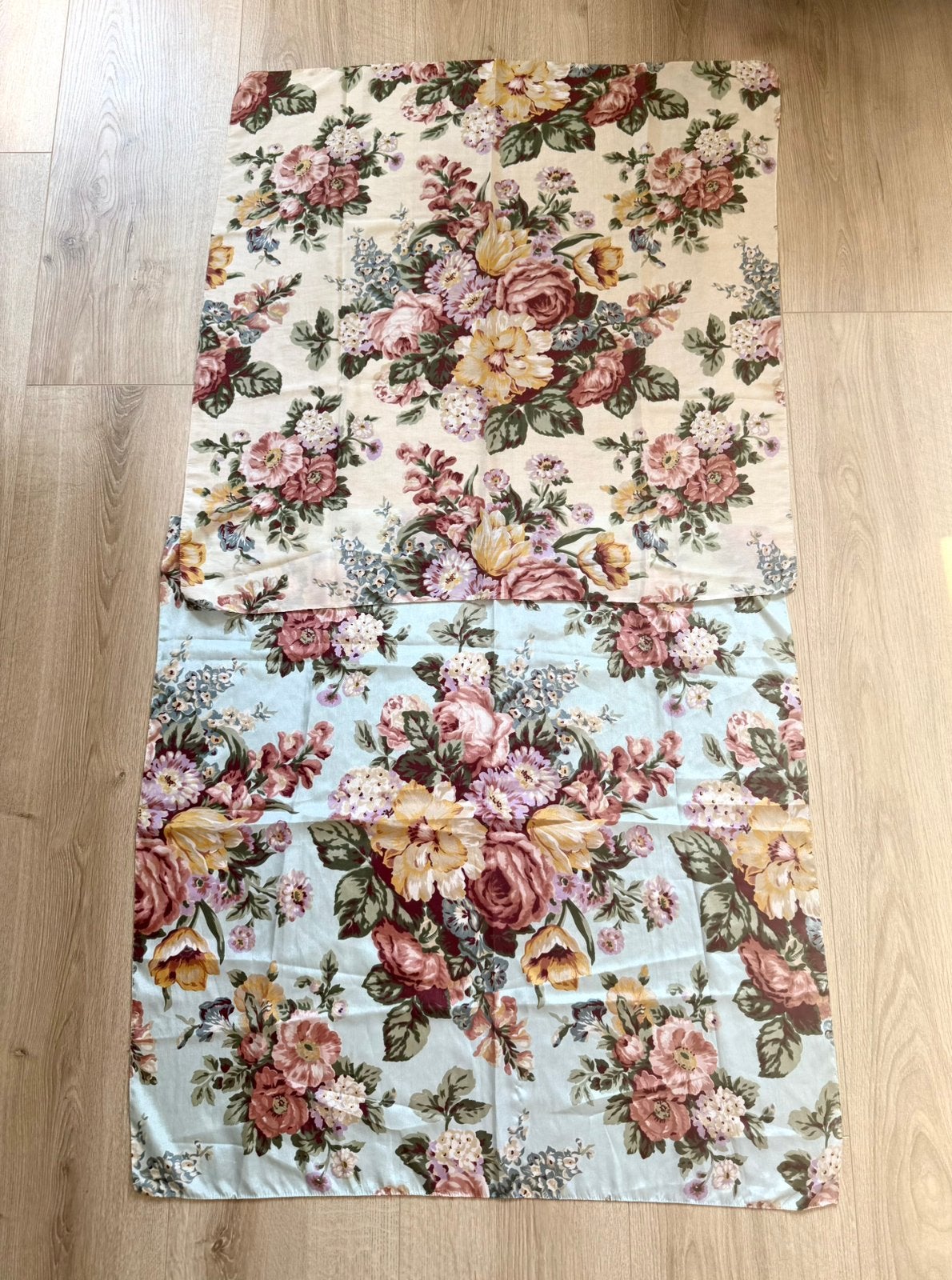 Set van lichtblauwe & crème sjaal met bloemen, Kleding | Dames, Verzenden, Zo goed als nieuw, Maat 46/48 (XL) of groter, Sjaal