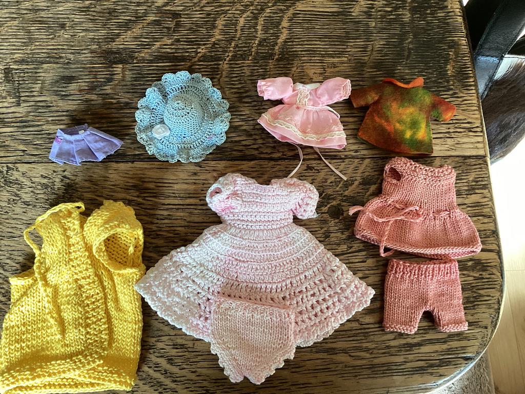 Poppenkleertjes in goede staat samen € 6, Ophalen of Verzenden, Zo goed als nieuw, Poppenhuis