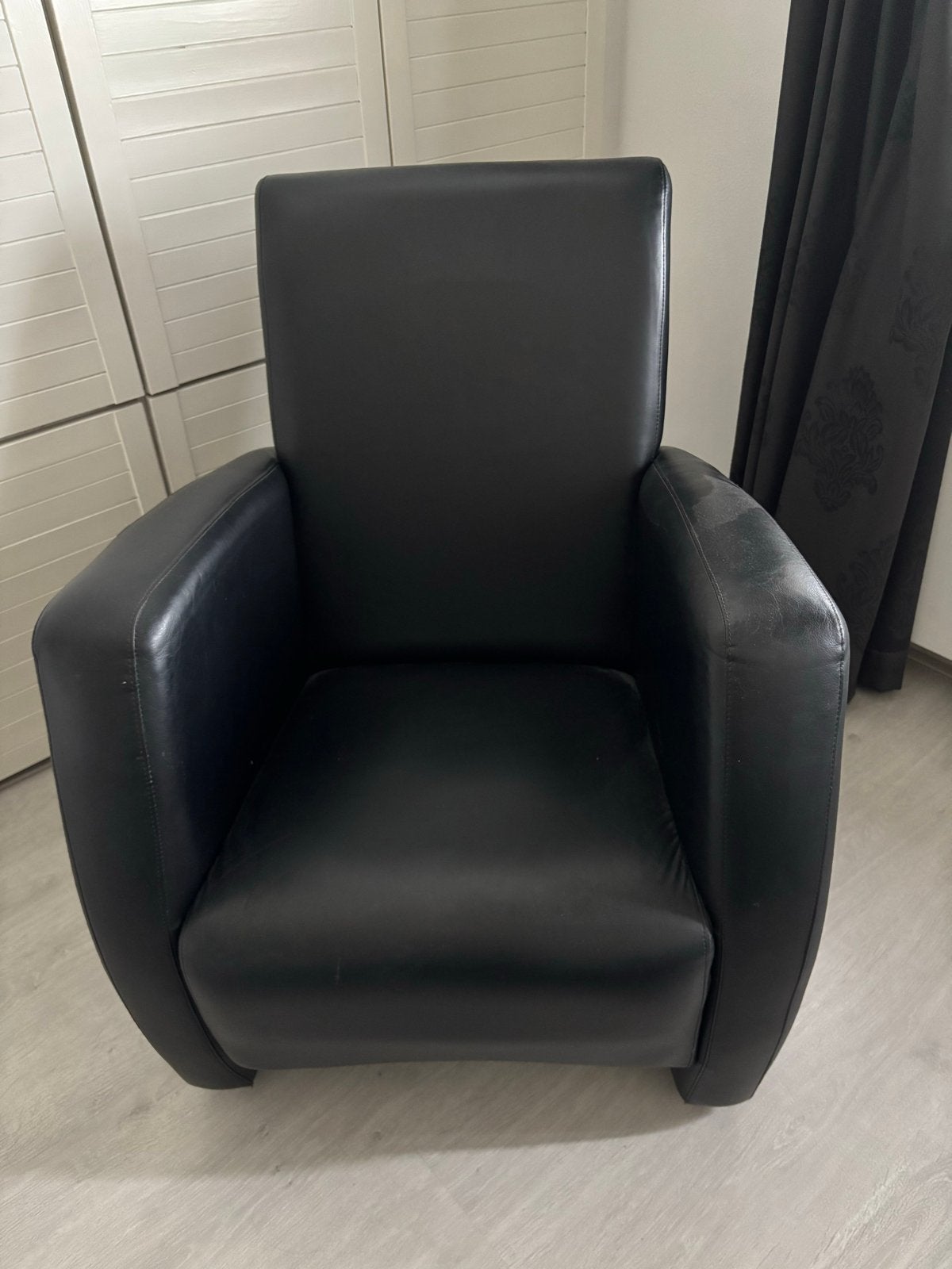 Zwarte fauteuil - Comfortabele stoel, Huis en Inrichting, Fauteuils, Ophalen, Gebruikt, 50 tot 75 cm, Leer