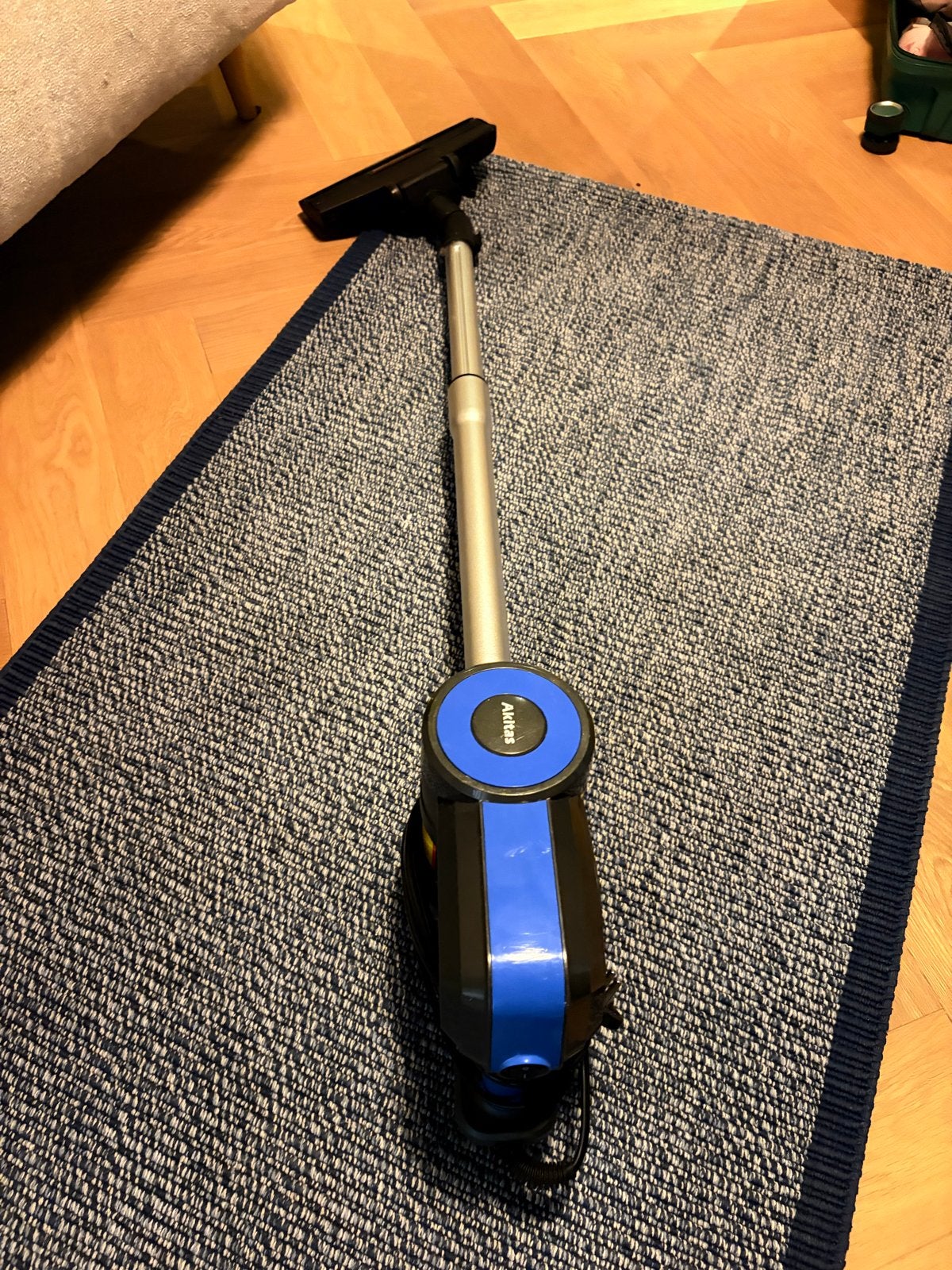 Akita's Vacuum Cleaner 600W, Overige merken, Ophalen of Verzenden, Zo goed als nieuw, Geschikt voor harde vloeren