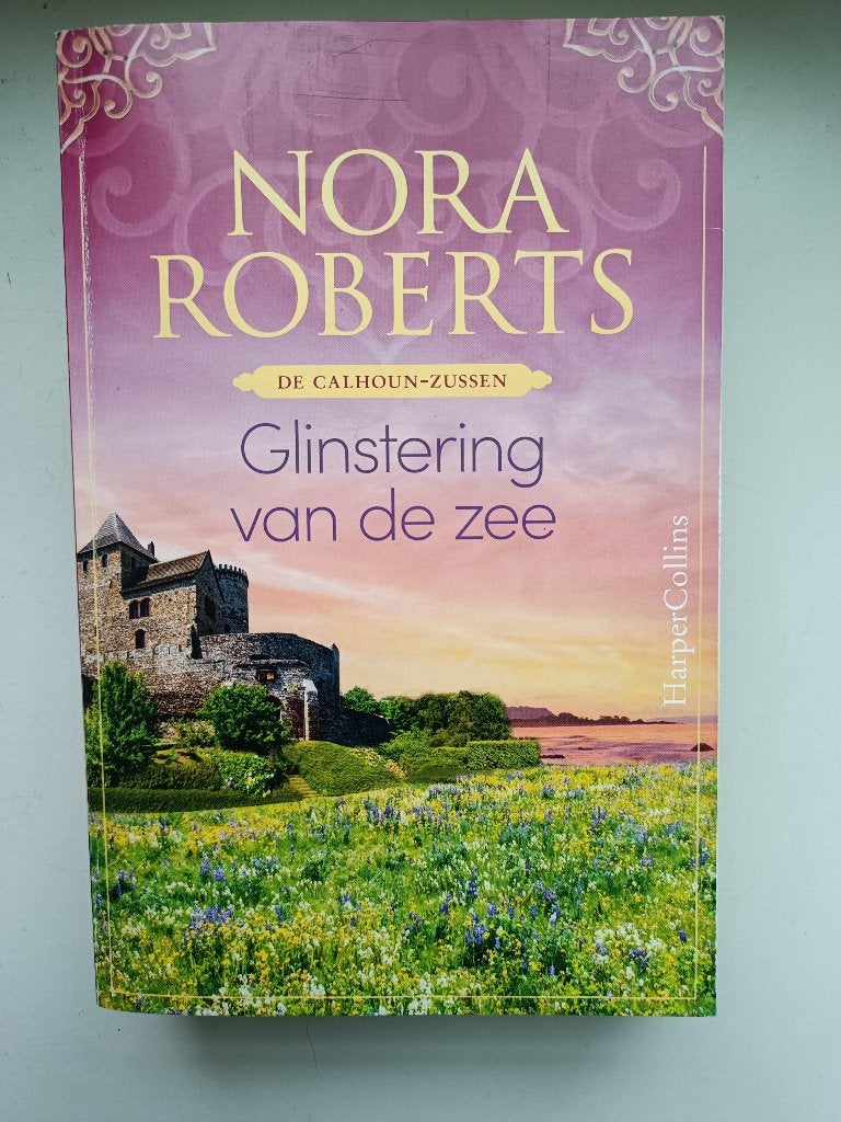 Nora Roberts – De Calhoun-zussen – Glinstering van de zee, Ophalen of Verzenden, Nora Roberts