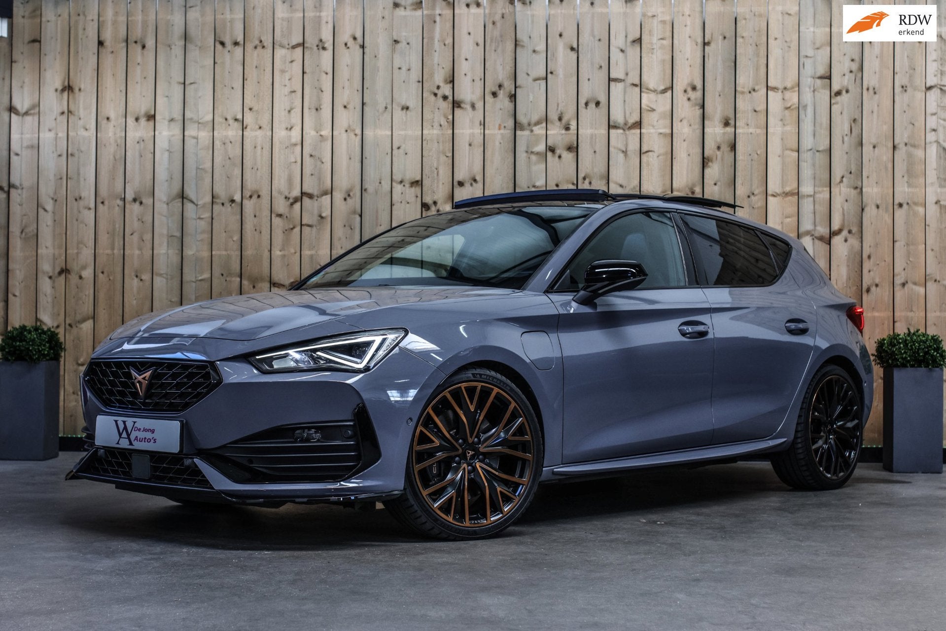 Cupra Leon 1.4 e-Hybrid VZ Performance *Pano*Leder*Camera*DC, Auto's, Dealer onderhouden, 77 km/l, Gebruikt, 4 cilinders